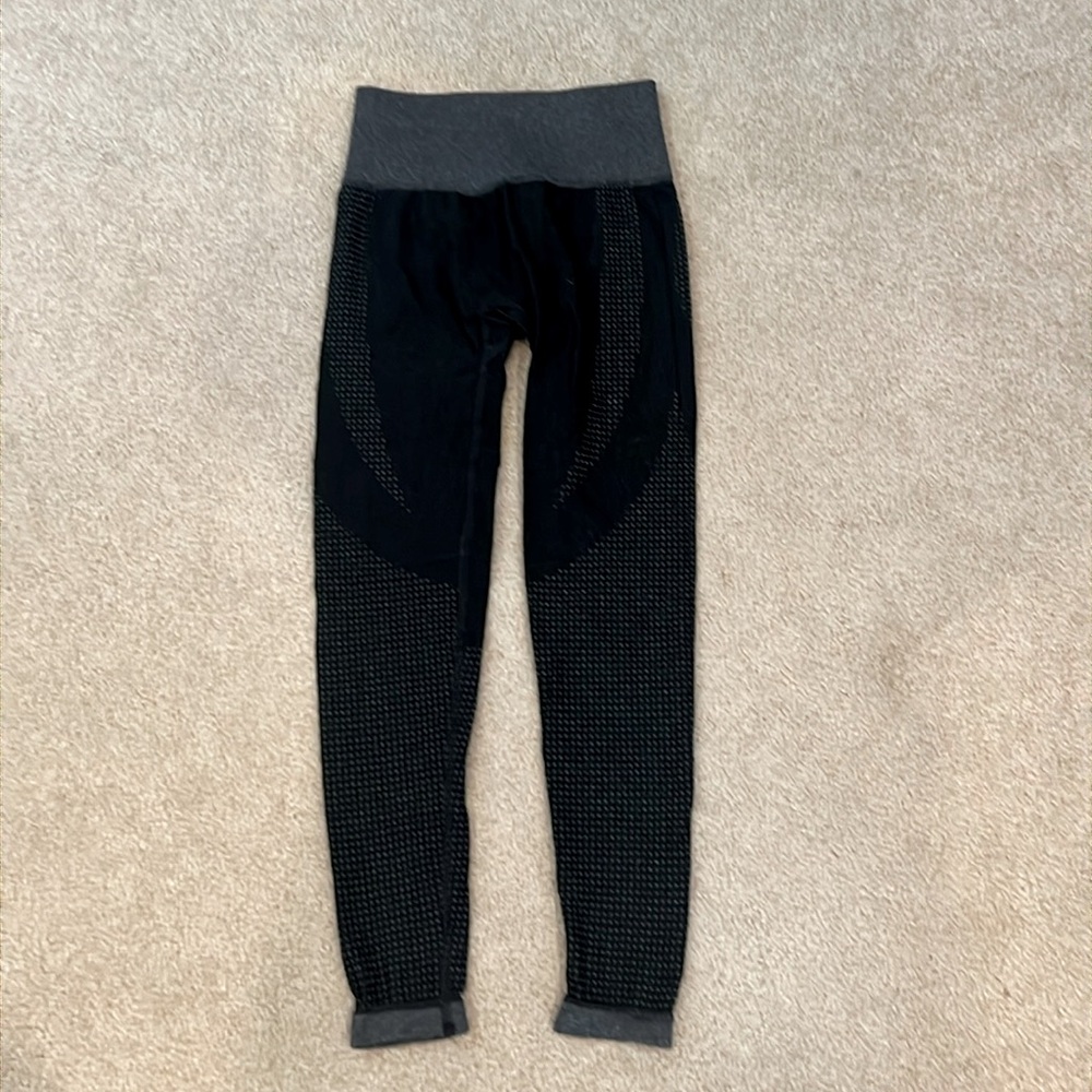 Gymshark Contour Seamless Leggings in black/grey. Size XS- waist 26, length 30.5